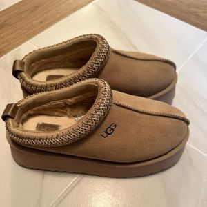 Ugg taz slippers barely worn size 6